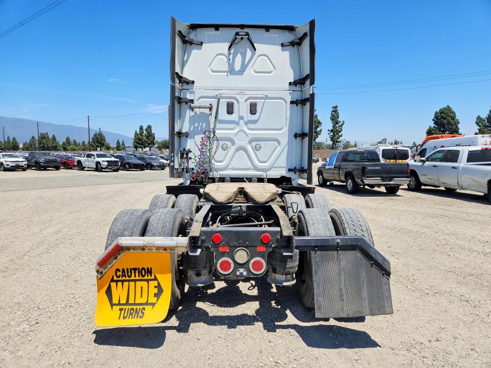 2015 Freightliner All other VIN 3AKJGLD5XFSGA7727 COPART salvage auction — MINOR DENT/SCRATCHES, CA - DIS/DLR/EXP ONLY CLEAN TITLE, sold $3,250 on 2026-08-11 (photo 6)