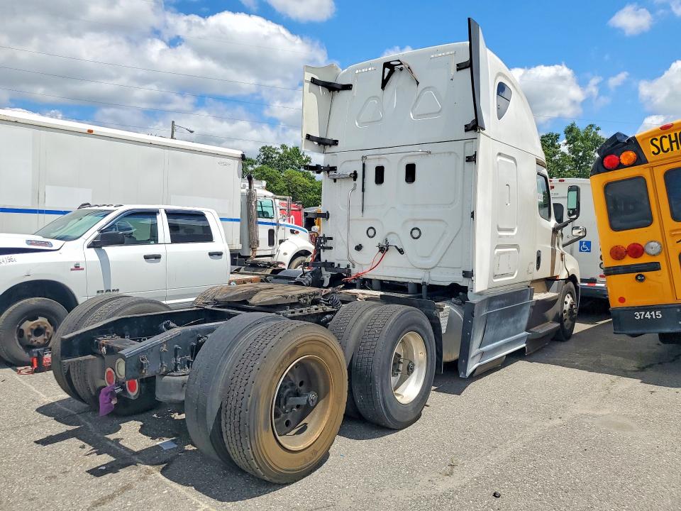 2019 Freightliner All other VIN 1FUJHHDR8KLKE3680 COPART salvage auction — MINOR DENT/SCRATCHES, NJ - CERTIFICATE OF TITLE, sold $6,600 on 2026-09-01 (photo 3)