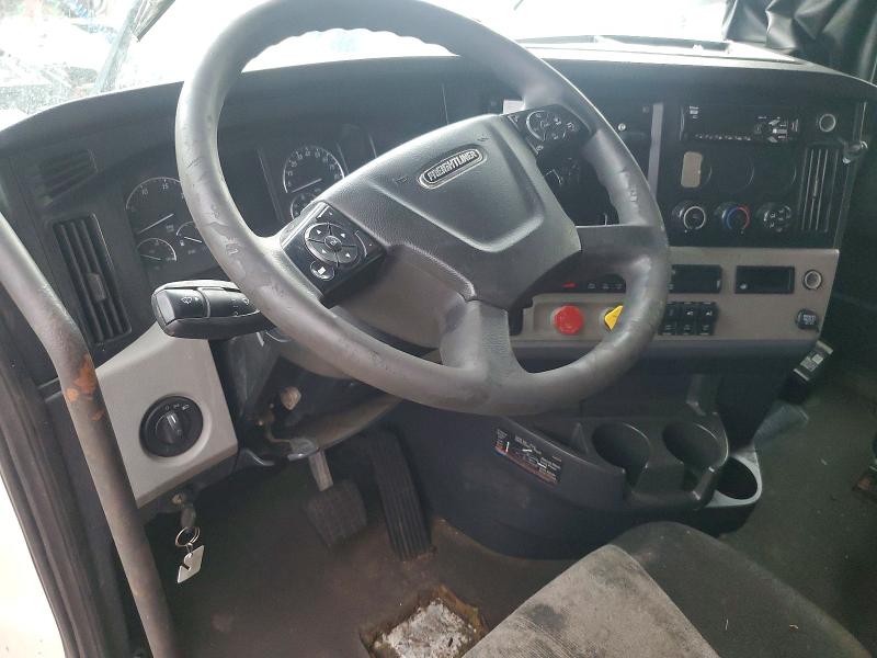 2018 Freightliner All other VIN 3AKJHHDR7JSKC8414 COPART salvage auction — MINOR DENT/SCRATCHES, NJ - CERTIFICATE OF TITLE, sold $2,600 on 2026-07-28 (photo 8)
