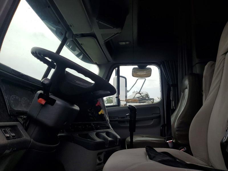 2007 Freightliner All other VIN 1FUJA6CKX7LZ10323 COPART salvage auction — NORMAL WEAR, NJ - CERTIFICATE OF TITLE, sold $12,750 on 2026-08-19 (photo 7)