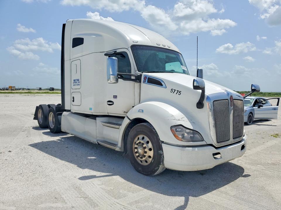 2019 Kenworth All other VIN 1XKYDP9X6KJ241630 COPART salvage auction — MINOR DENT/SCRATCHES, FL - CERTIFICATE OF TITLE (P), sold $10,000 on 2026-07-28 (photo 4)