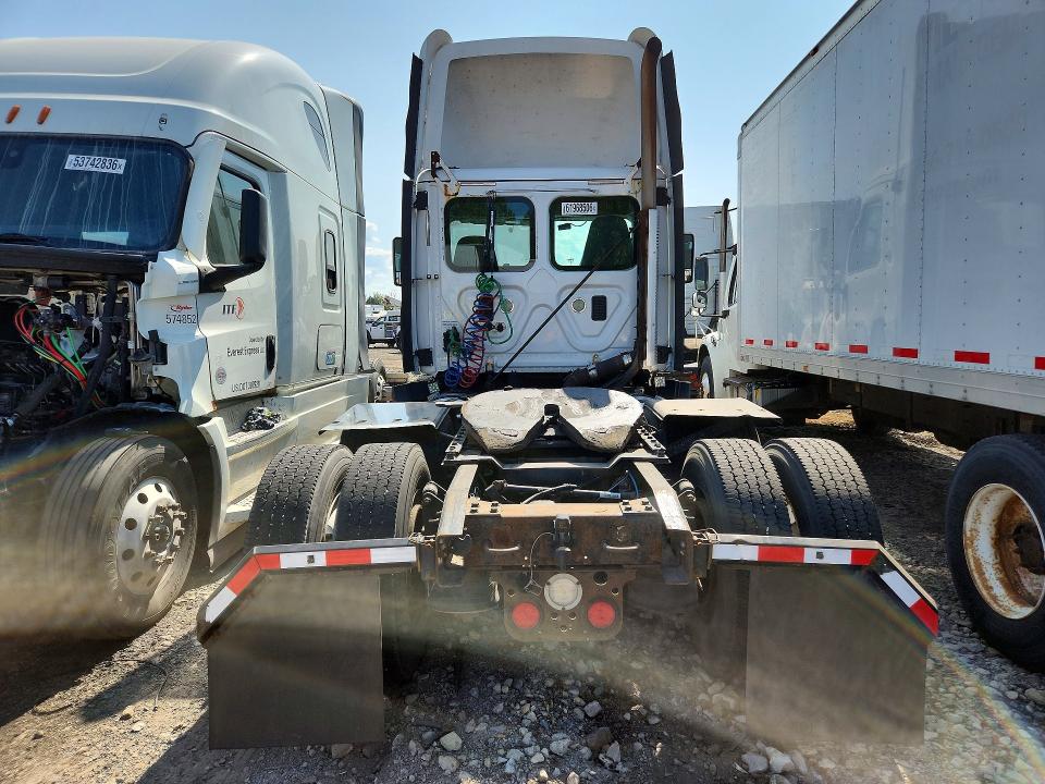 2015 Freightliner All other VIN 1FUJGEDV2FLGJ9768 COPART salvage auction — NORMAL WEAR, CT, sold $3,150 on 2026-08-11 (photo 6)