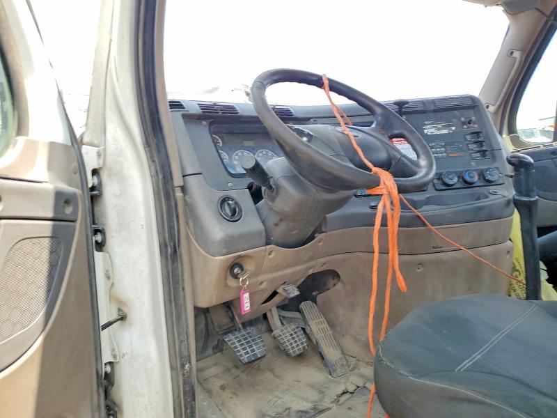 2014 Freightliner Cascadia VIN 3AKJGEDV3ESFR0607 COPART salvage auction — SIDE, IA - CERT OF TITLE-SALVAGE TITLE, sold $1,200 on 2026-09-03 (photo 8)