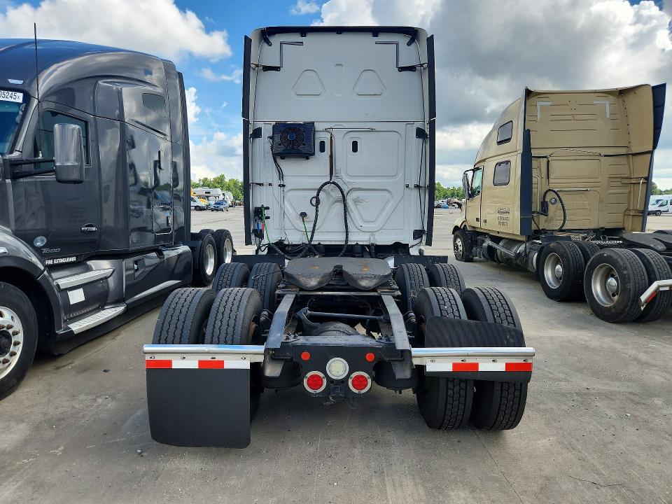 2020 Freightliner All other VIN 1FUJHHDV3LLKT6977 COPART salvage auction — NORMAL WEAR, CZ, sold $24,400 on 2026-08-18 (photo 6)
