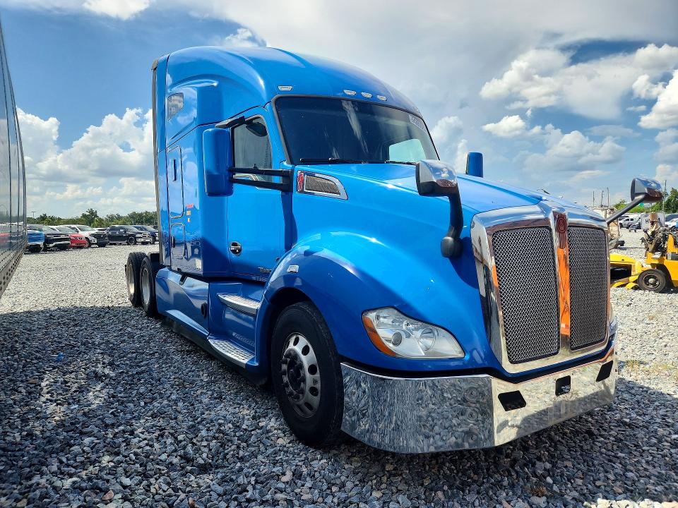 2020 Kenworth All other VIN 1XKYDP9X8LJ303787 COPART salvage auction — MINOR DENT/SCRATCHES, FL - CERTIFICATE OF TITLE, sold $11,300 on 2026-08-25 (photo 4)