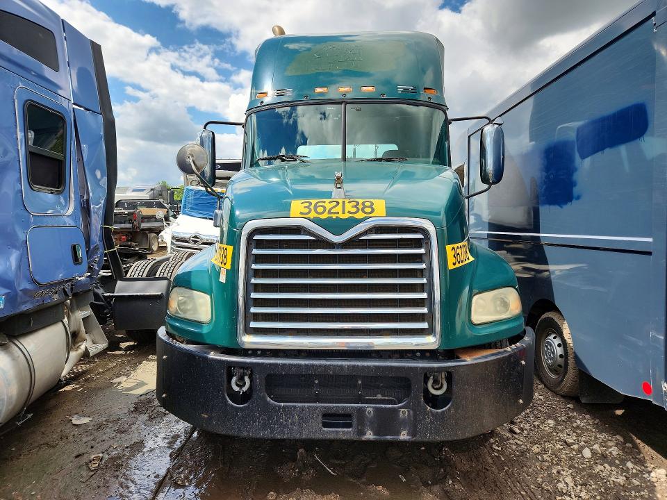 2017 Mack 600 rd600 VIN 1M1AW01X2HM009446 COPART salvage auction — NORMAL WEAR, OK - CERTIFICATE OF TITLE (P), sold $525 on 2026-09-01 (photo 5)