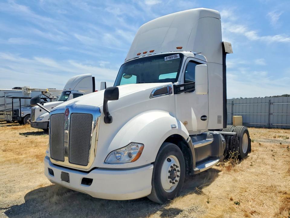 2017 Kenworth All models VIN 1XKYA48X2HJ160383 COPART salvage auction — MINOR DENT/SCRATCHES, DV, sold $10,000 on 2026-08-18 (photo 1)