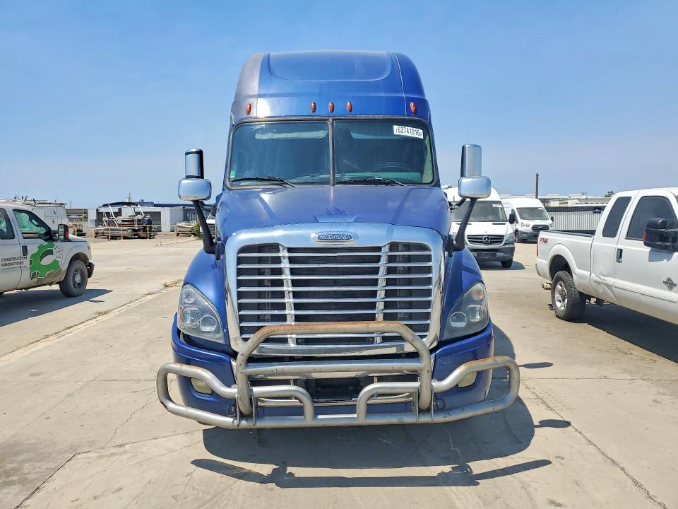 2016 Freightliner All other VIN 3AKJGLD5XGSGX8562 COPART salvage auction — SIDE, SD, sold $7,100 on 2026-08-11 (photo 5)