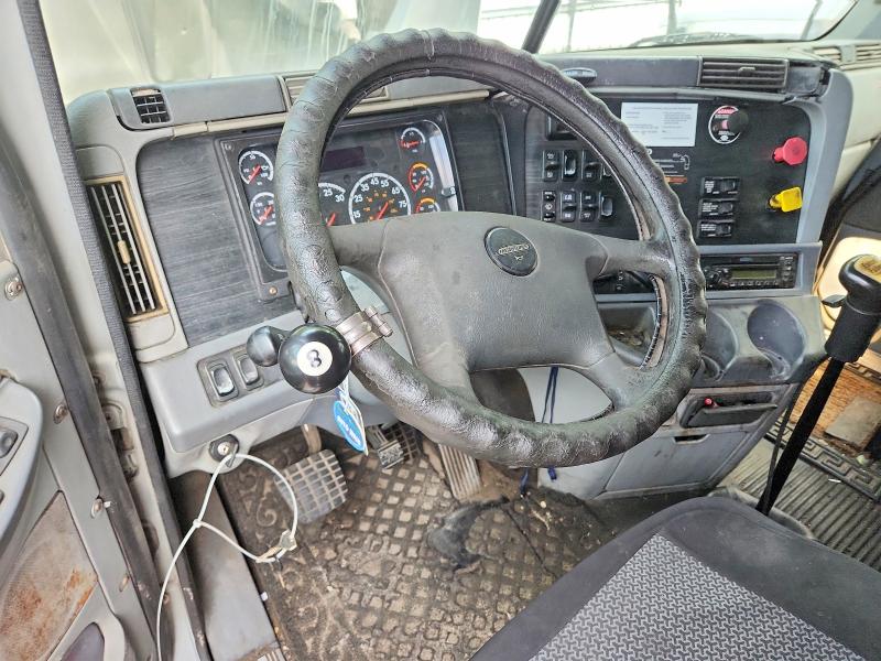 2007 Freightliner All other VIN 1FUJA6CK37LX69675 COPART salvage auction — MINOR DENT/SCRATCHES, VA - CERTIFICATE OF TITLE, sold $3,100 on 2026-09-01 (photo 8)