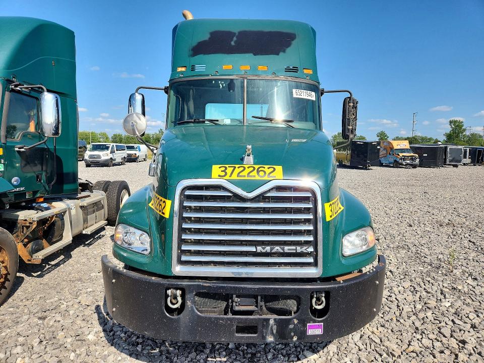 2018 Mack Cxu612 VIN 1M1AW01X1JM010593 COPART salvage auction — NORMAL WEAR, CT, sold $925 on 2026-09-21 (photo 5)