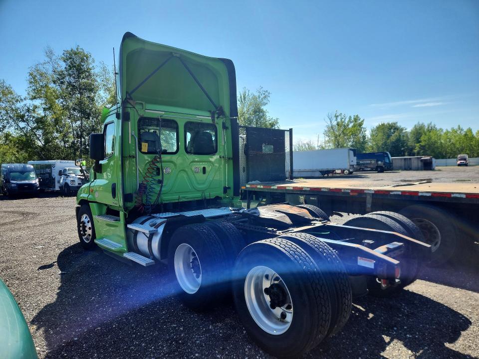 2018 Freightliner All other VIN 3AKJGEDR1JDKC8706 COPART salvage auction — MINOR DENT/SCRATCHES, CT, sold $9,600 on 2026-08-14 (photo 2)