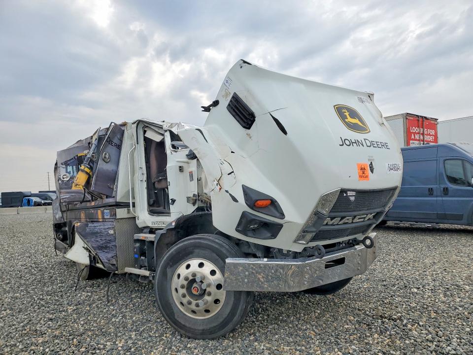 2024 Mack Md VIN 1M2MDBAA7RS013141 COPART salvage auction — ROLLOVER, CO - DIS/DLR/EXP ONLY CLEAN TITLE, sold $1,450 on 2026-09-08 (photo 4)