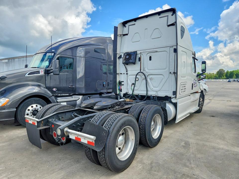 2020 Freightliner All other VIN 1FUJHHDV3LLKT6977 COPART salvage auction — NORMAL WEAR, CZ, sold $24,400 on 2026-08-18 (photo 3)