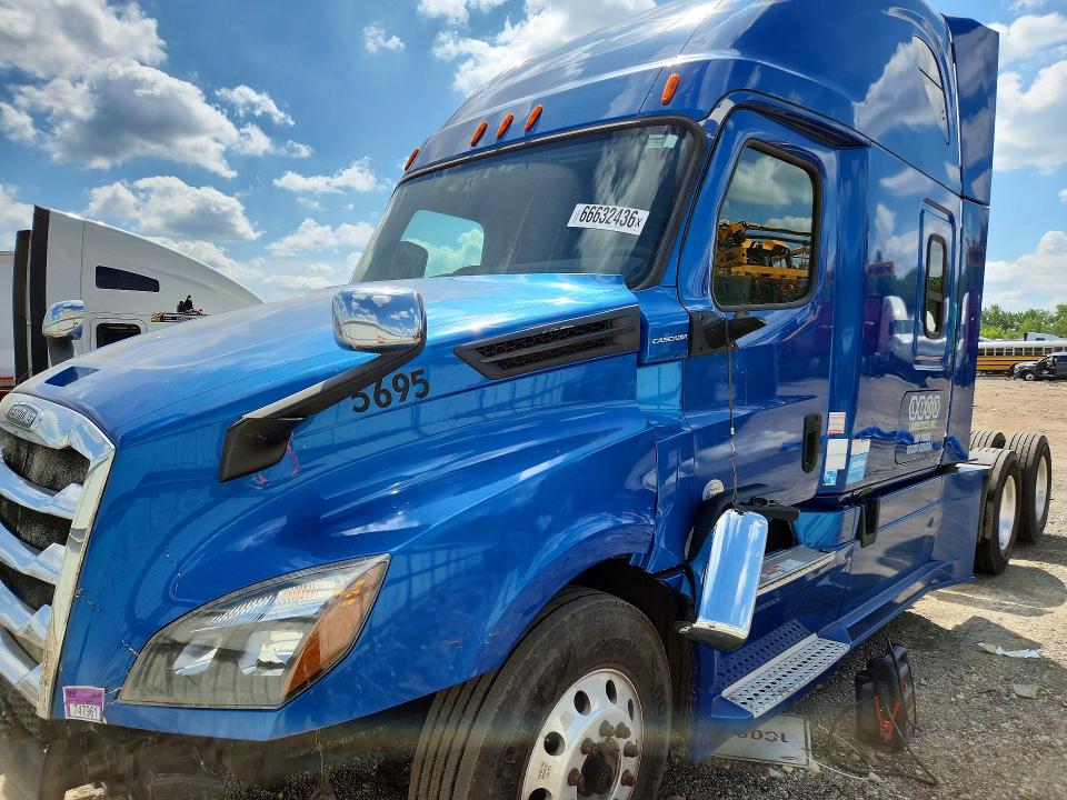 2020 Freightliner Cascadia 126 VIN 3AKJHHDR0LSKC5695 — COPART salvage auction photo
