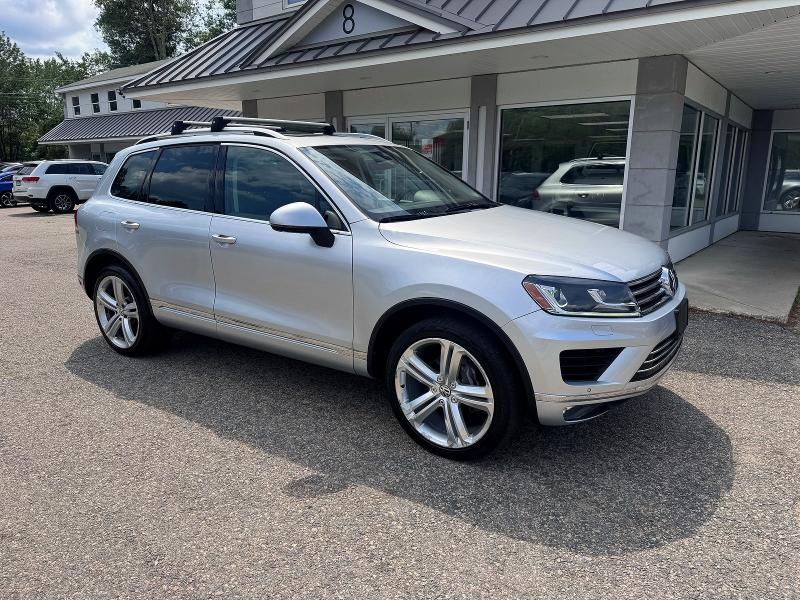 2017 Volkswagen Touareg VIN WVGGF7BP8HD001557 — COPART salvage auction photo