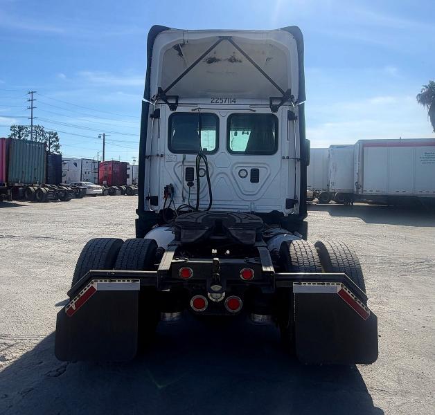 2017 Freightliner All other VIN 1FUBGDDR7HLHL9599 COPART salvage auction — MECHANICAL, CT, sold $15,000 on 2026-09-02 (photo 6)