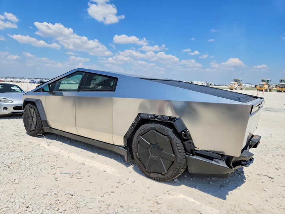2025 Tesla Cybertruck VIN 7G2CEHED6SA076023 COPART salvage auction — REAR END, TX - SALVAGE VEHICLE TITLE, sold $32,000 on 2026-08-27 (photo 2)