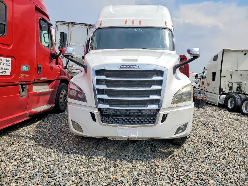 2021 Freightliner Cascadia 126 VIN 3AKJHHDR1MSMA6399 COPART salvage auction — SIDE, SD, sold $7,100 on 2026-08-18 (photo 5)