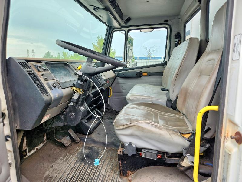 2002 Frht - freightliner All other VIN 1FVABSAK52HK15442 COPART salvage auction — NORMAL WEAR, CT, sold $125 on 2026-08-17 (photo 8)