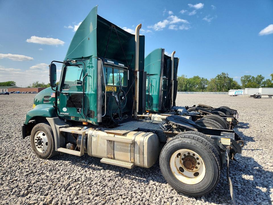 2018 Mack Cxu612 VIN 1M1AW01X1JM010593 COPART salvage auction — NORMAL WEAR, CT, sold $925 on 2026-09-21 (photo 2)