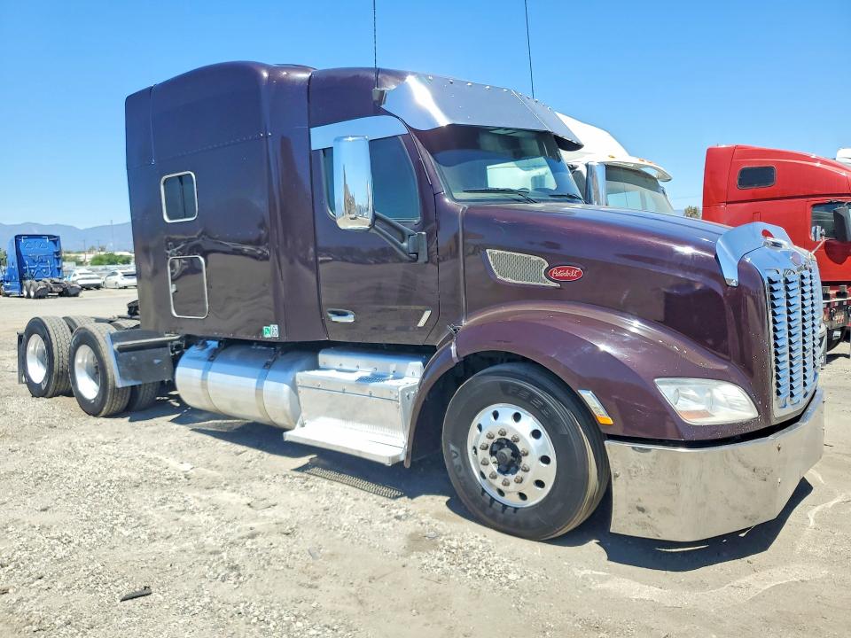 2015 Peterbilt All other VIN 1XPBD49X9FD260059 COPART salvage auction — MINOR DENT/SCRATCHES, DV, sold $17,400 on 2026-08-24 (photo 4)