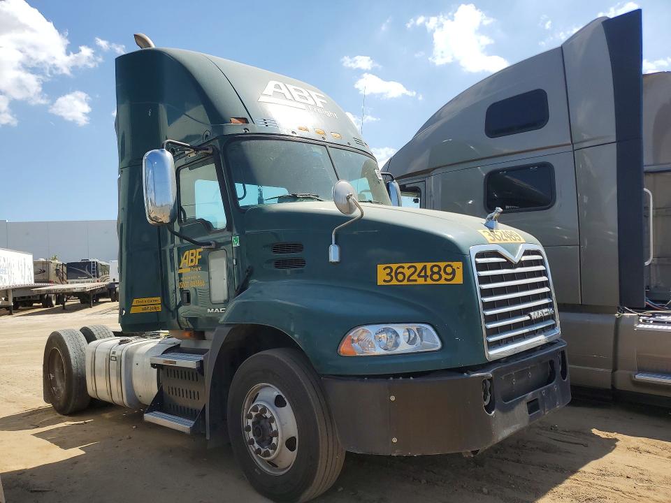 2017 Mack All other VIN 1M1AW01X9HM009797 COPART salvage auction — MINOR DENT/SCRATCHES, DV, sold $1,150 on 2026-09-01 (photo 4)
