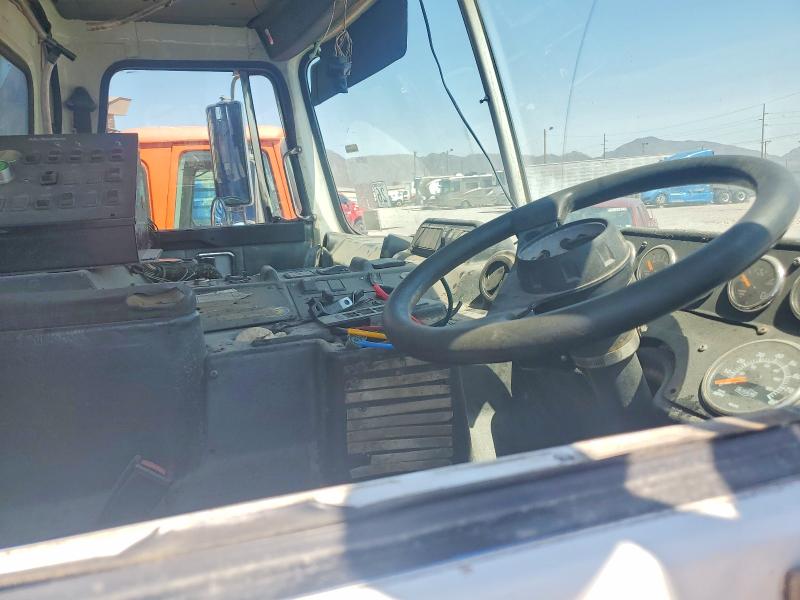 2009 Autocar llc All other VIN 5VCDC6JF19H208064 COPART salvage auction — MINOR DENT/SCRATCHES, CD, sold $1,500 on 2026-09-24 (photo 7)