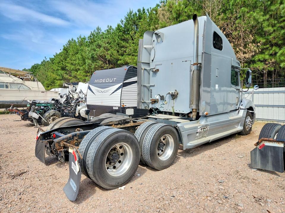 2007 Freightliner All other VIN 1FUJA6CK37LX69675 COPART salvage auction — MINOR DENT/SCRATCHES, VA - CERTIFICATE OF TITLE, sold $3,100 on 2026-09-01 (photo 3)