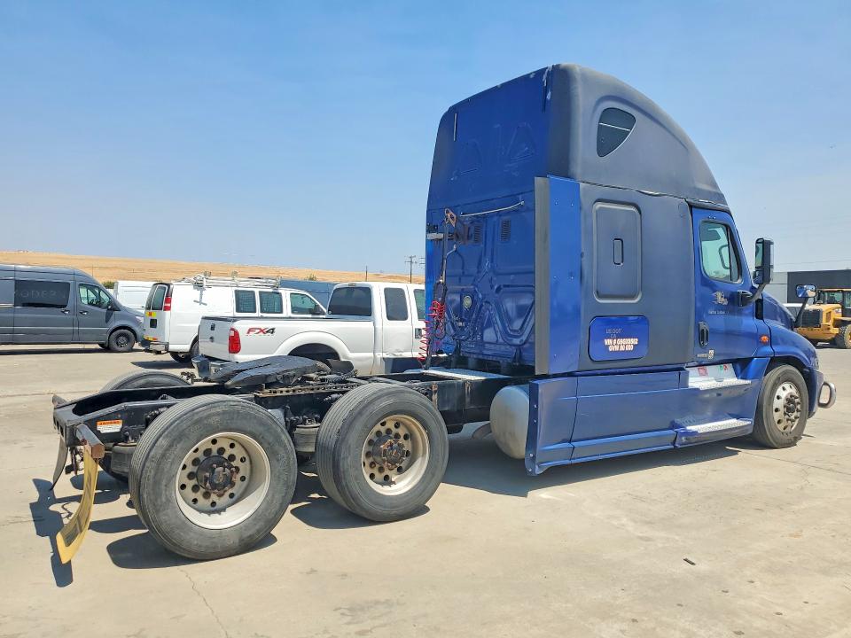 2016 Freightliner All other VIN 3AKJGLD5XGSGX8562 COPART salvage auction — SIDE, SD, sold $7,100 on 2026-08-11 (photo 3)