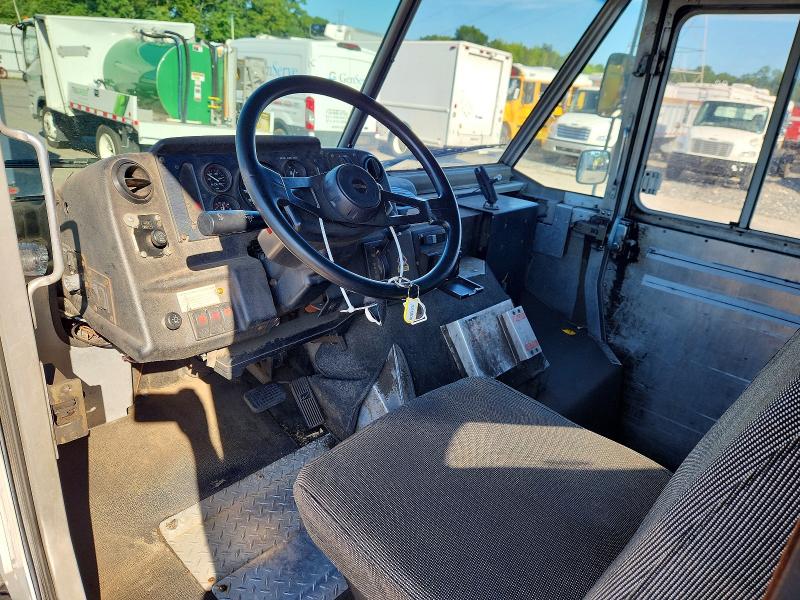 2001 Freightliner Chassis VIN 4UZAANBW71CH53250 COPART salvage auction — MINOR DENT/SCRATCHES, CT, sold $150 on 2026-08-20 (photo 8)