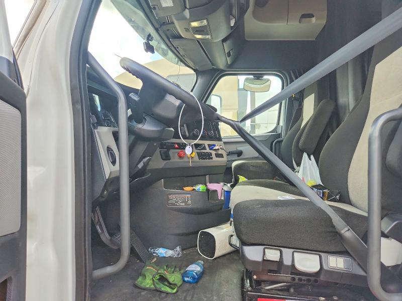 2020 Freightliner All other VIN 1FUJHHDV3LLKT6977 COPART salvage auction — NORMAL WEAR, CZ, sold $24,400 on 2026-08-18 (photo 7)