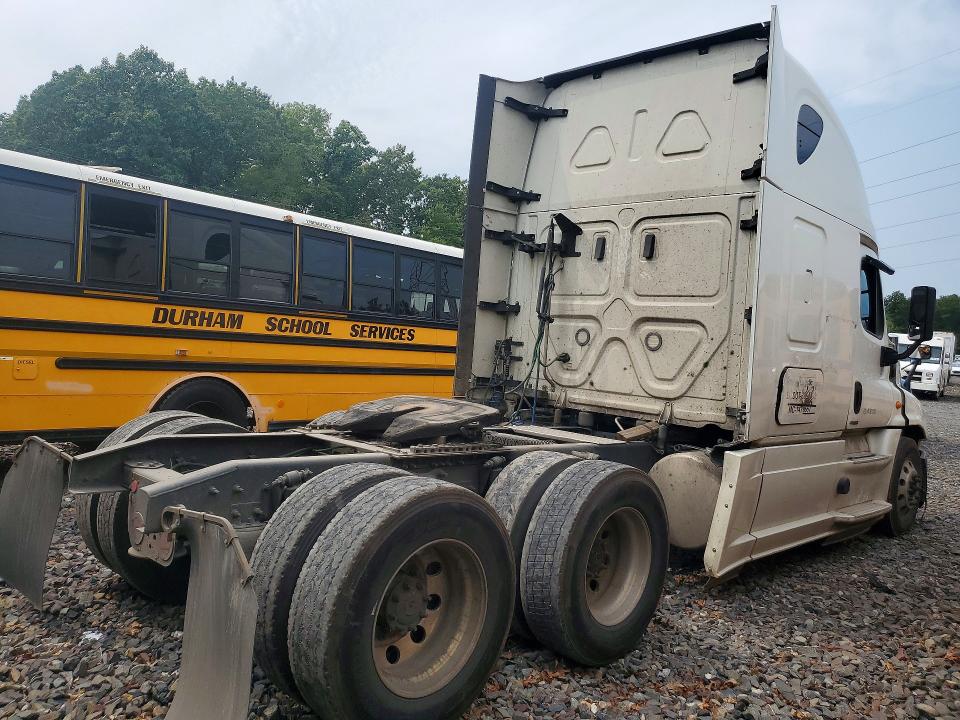 2018 Freightliner Cascadia 125 VIN 1FUJGLDR4JLJL3685 COPART salvage auction — FRONT END, CT, sold $7,200 on 2026-08-27 (photo 3)