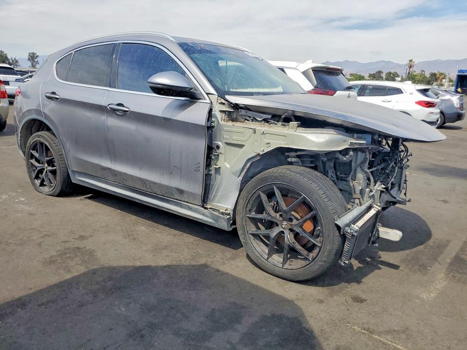 2018 Alfa romeo Stelvio VIN ZASFAKBN3J7B59865 COPART salvage auction — STRIPPED, Mt - Dis/Dlr/Exp Only Clean Title, sold $2,500 on 2026-09-21 (photo 4)