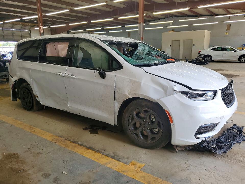 2024 Chrysler Pacifica VIN 2C4RC1S71RR111951 COPART salvage auction — ROLLOVER, Fl - Dlr Only Cert Of Destruction, sold $7,800 on 2026-09-02 (photo 4)