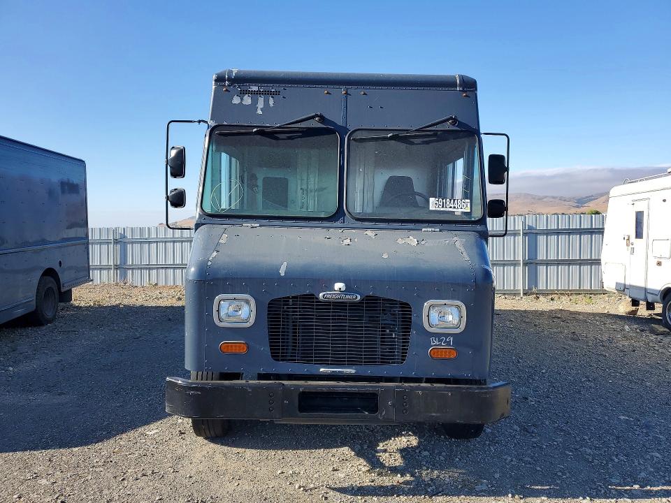 2020 Frht - freightliner All other VIN 4UZAC2EA5LCLZ6921 COPART salvage auction — MINOR DENT/SCRATCHES, CA - DIS/DLR/EXP ONLY CLEAN TITLE, sold $20 on 2026-08-21 (photo 5)