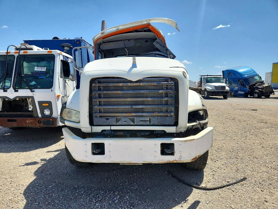 2009 Mack Gu800 VIN 1M2AX13C29M007299 COPART salvage auction — ROLLOVER, TX - NONREPAIRABLE TITLE, sold $2,800 on 2026-09-08 (photo 5)