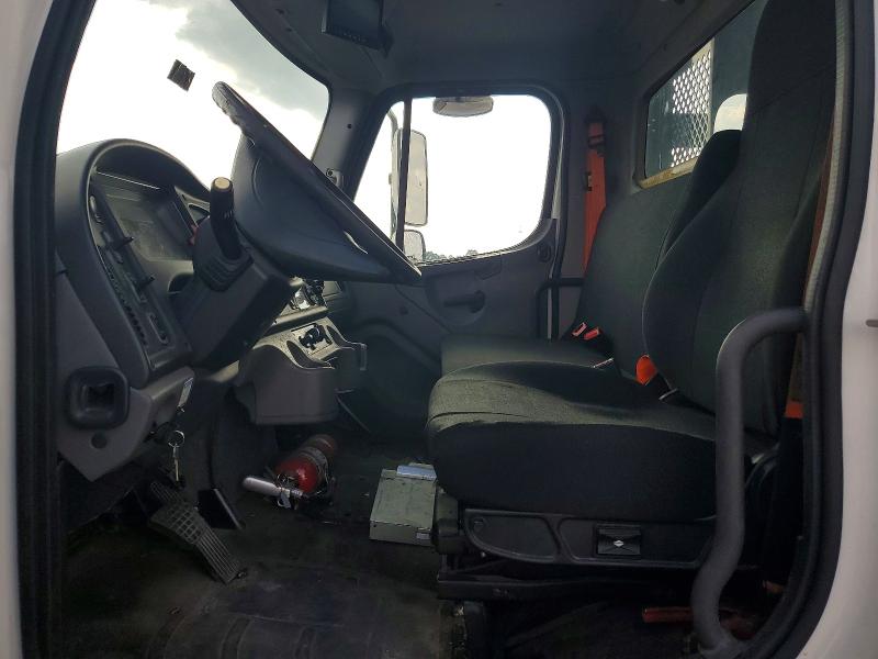2018 Freightliner M2 106 VIN 1FVACWFA0JHJU2550 COPART salvage auction — NORMAL WEAR, FL - CERTIFICATE OF TITLE, sold $1,150 on 2026-08-13 (photo 7)