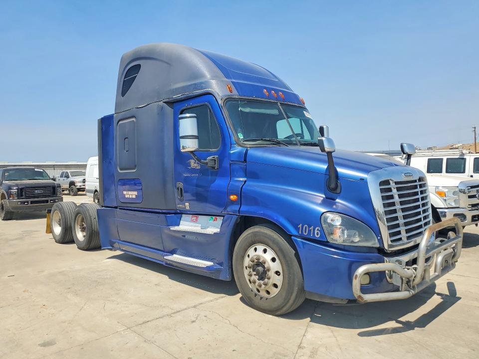 2016 Freightliner All other VIN 3AKJGLD5XGSGX8562 COPART salvage auction — SIDE, SD, sold $7,100 on 2026-08-11 (photo 4)