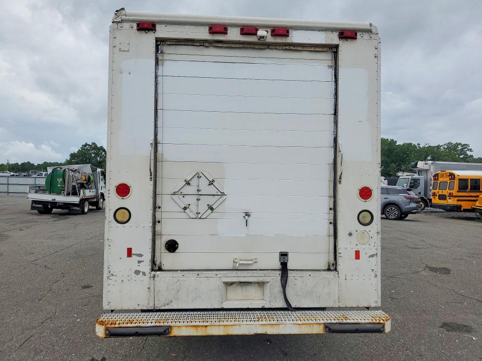 2001 Freightliner Chassis VIN 4UZAANBW71CH53250 COPART salvage auction — MINOR DENT/SCRATCHES, CT, sold $150 on 2026-08-20 (photo 6)