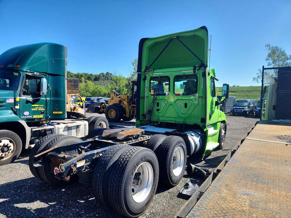 2018 Freightliner All other VIN 3AKJGEDR1JDKC8706 COPART salvage auction — MINOR DENT/SCRATCHES, CT, sold $9,600 on 2026-08-14 (photo 3)