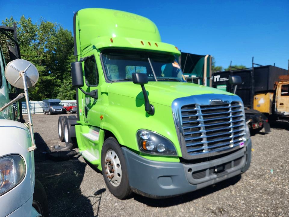 2018 Freightliner All other VIN 3AKJGEDR1JDKC8706 COPART salvage auction — MINOR DENT/SCRATCHES, CT, sold $9,600 on 2026-08-14 (photo 4)