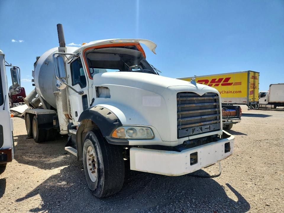 2009 Mack Gu800 VIN 1M2AX13C29M007299 COPART salvage auction — ROLLOVER, TX - NONREPAIRABLE TITLE, sold $2,800 on 2026-09-08 (photo 4)
