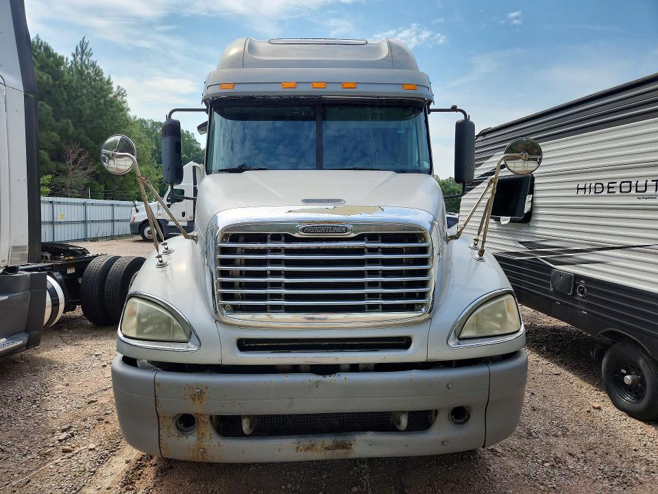 2007 Freightliner All other VIN 1FUJA6CK37LX69675 COPART salvage auction — MINOR DENT/SCRATCHES, VA - CERTIFICATE OF TITLE, sold $3,100 on 2026-09-01 (photo 5)