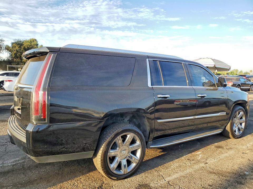 2020 Cadillac Escalade VIN 1GYS4HKJ3LR122119 COPART salvage auction — MINOR DENT/SCRATCHES, CA - DIS/DLR/EXP ONLY CLEAN TITLE, sold $8,800 on 2026-09-30 (photo 3)
