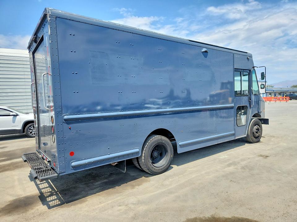 2020 Freightliner Mt45g VIN 4UZAC2EAXLCMH7845 COPART salvage auction — MINOR DENT/SCRATCHES, CA - DIS/DLR/EXP ONLY CLEAN TITLE, sold $100 on 2026-09-01 (photo 3)