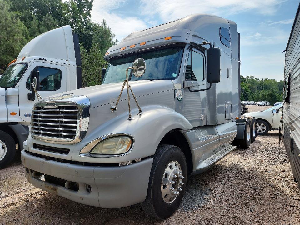2007 Freightliner All other VIN 1FUJA6CK37LX69675 COPART salvage auction — MINOR DENT/SCRATCHES, VA - CERTIFICATE OF TITLE, sold $3,100 on 2026-09-01 (photo 1)
