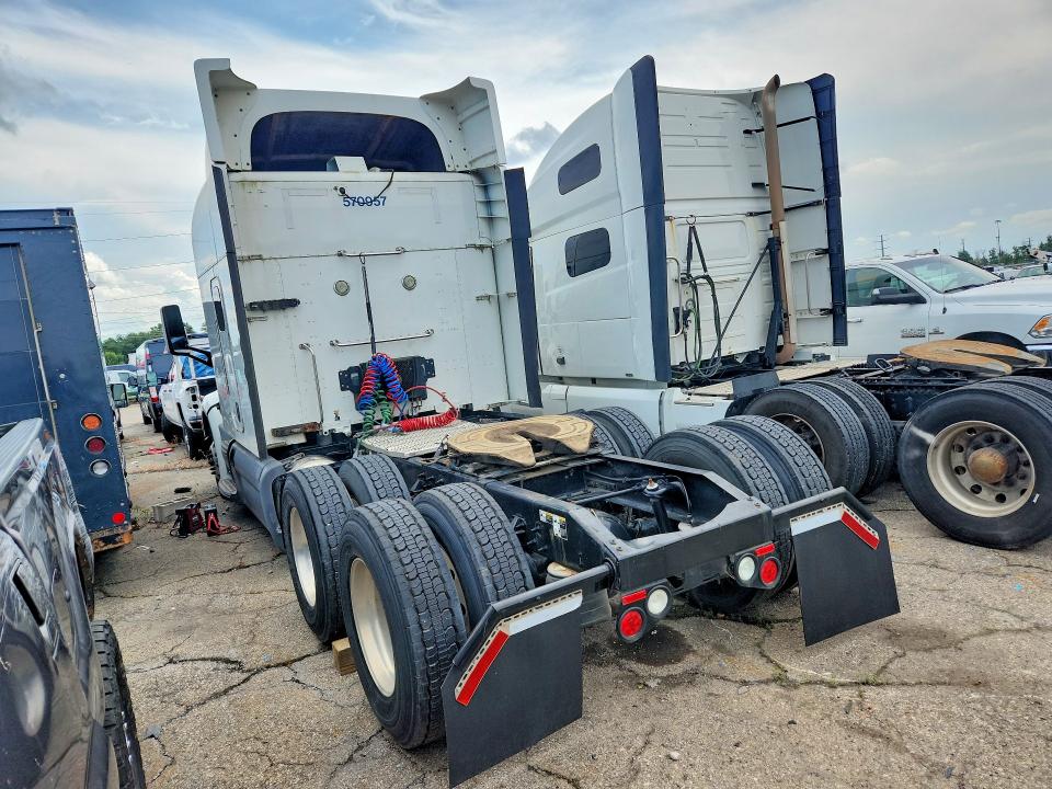2015 Peterbilt 579 VIN 1XPBD49X4FD285337 COPART salvage auction — MINOR DENT/SCRATCHES, MI - CERTIFICATE OF TITLE, sold $8,800 on 2026-10-20 (photo 2)
