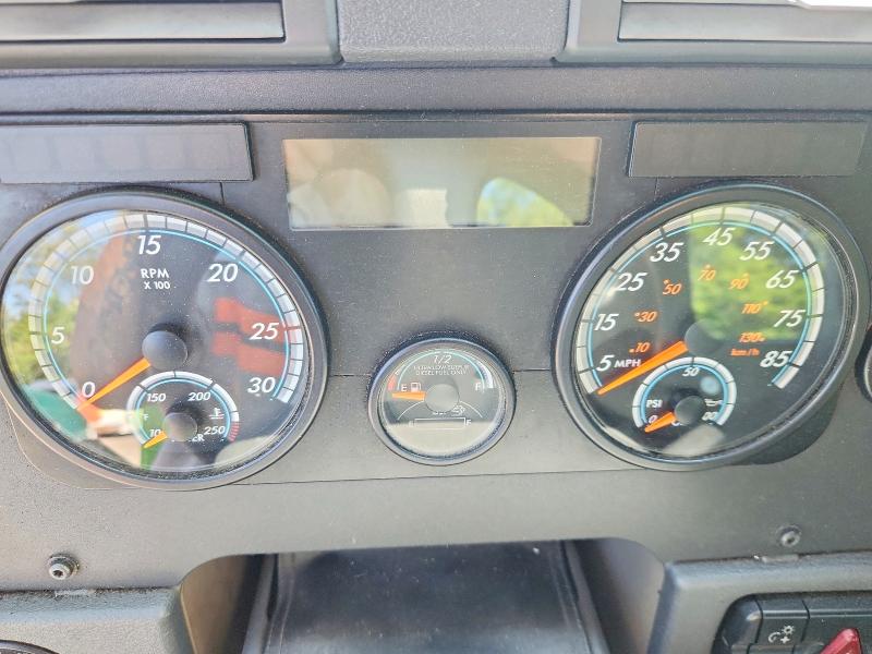 2018 Freightliner All other VIN 3AKJGEDR1JDKC8706 COPART salvage auction — MINOR DENT/SCRATCHES, CT, sold $9,600 on 2026-08-14 (photo 9)