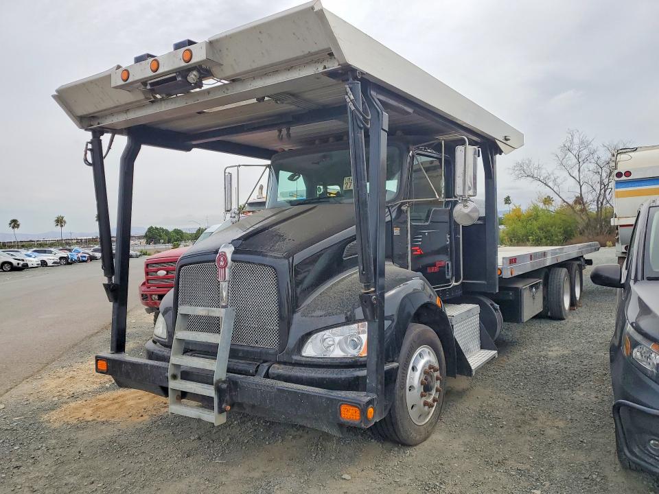 2017 Kenworth T680 VIN 1XKYDP9X6HJ135879 COPART salvage auction — MINOR DENT/SCRATCHES, WI - DIS/DLR/EXP ONLY CLEAN TITLE, sold $18,300 on 2026-08-18 (photo 1)