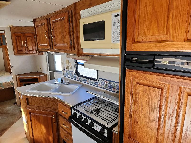 2000 Jaycee VIN 1UJBJ02P3Y1C20368 COPART salvage auction — NORMAL WEAR, CT, sold $150 on 2026-08-28 (photo 9)